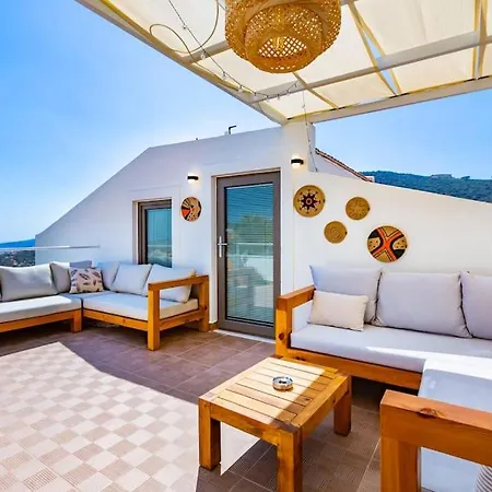 Luxury Mediterranean With Private Pool Vila